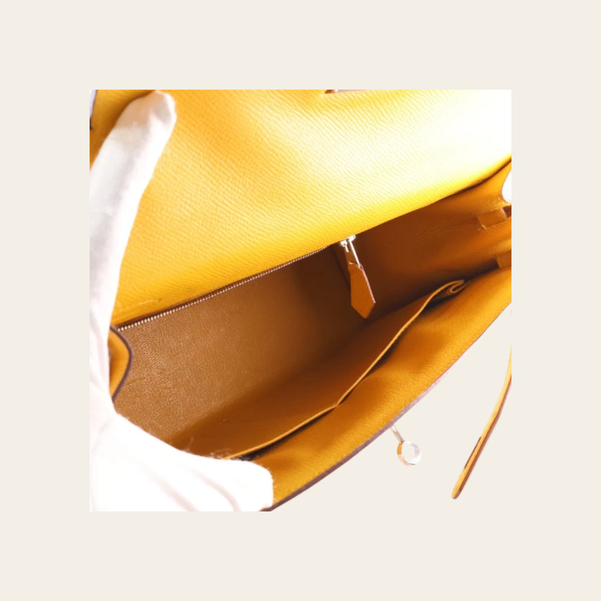 HERMÈS — Kelly 28 Sellier en cuir Epsom Jaune Ambre, quincaillerie palladiée
