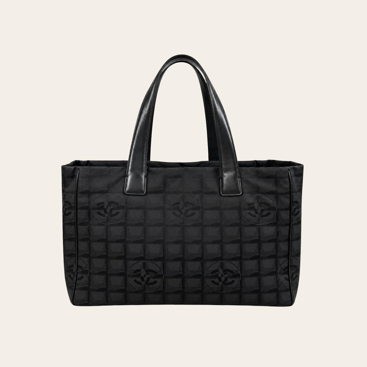 CHANEL – Sac cabas New Travel Line en nylon jacquard CC noir