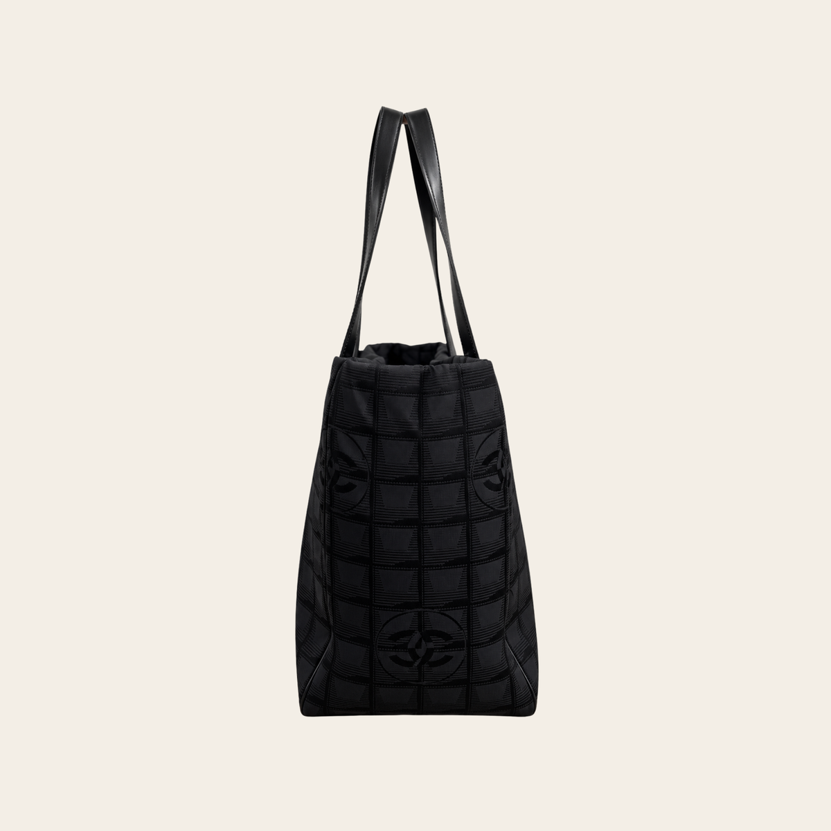 CHANEL – Sac cabas New Travel Line en nylon jacquard CC noir