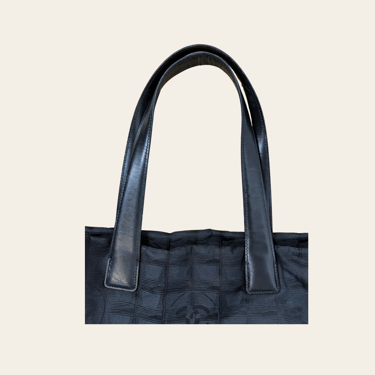 CHANEL – Sac cabas New Travel Line en nylon jacquard CC noir