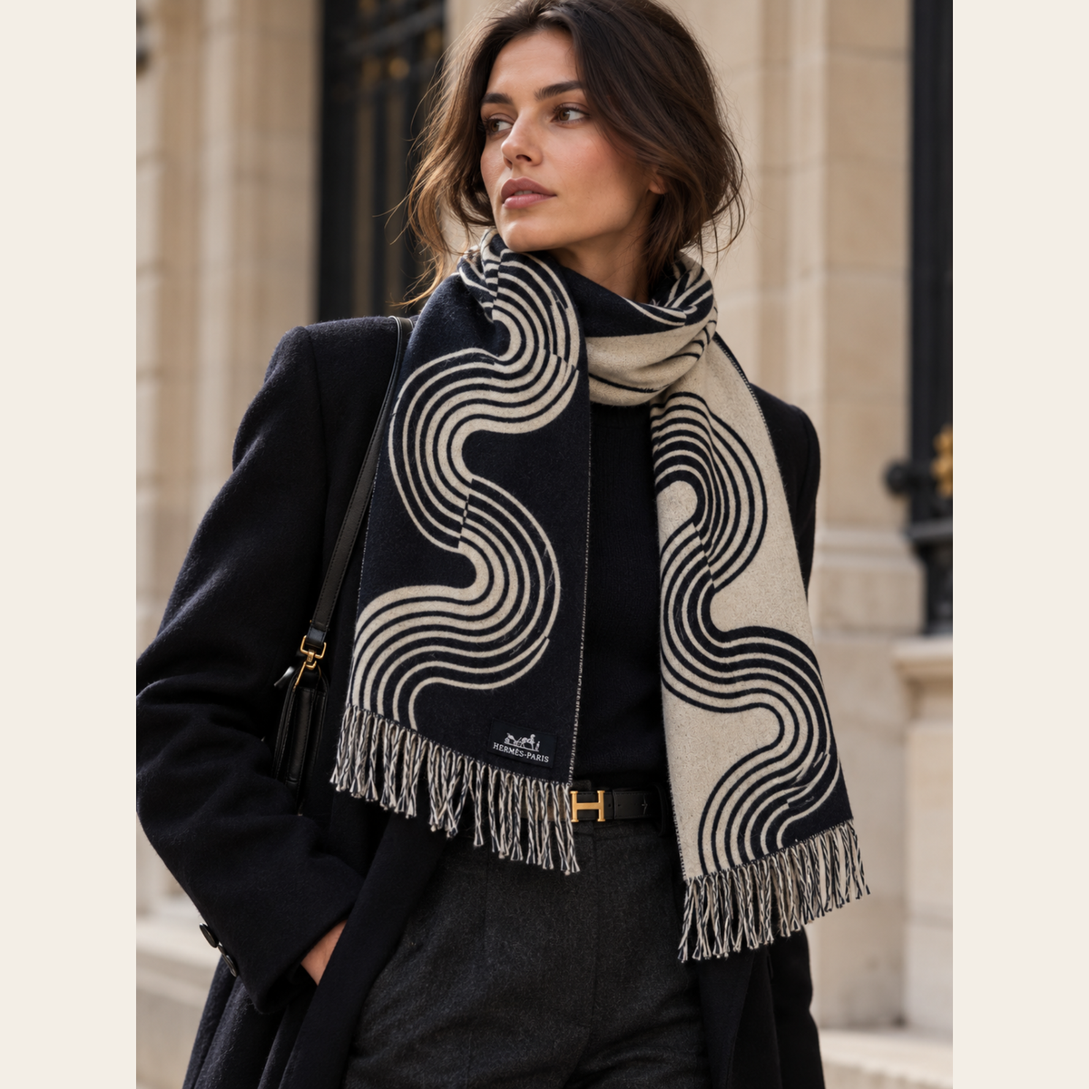 HERMÈS — Écharpe Casaque Vague en cachemire bicolore bleu marine et écru