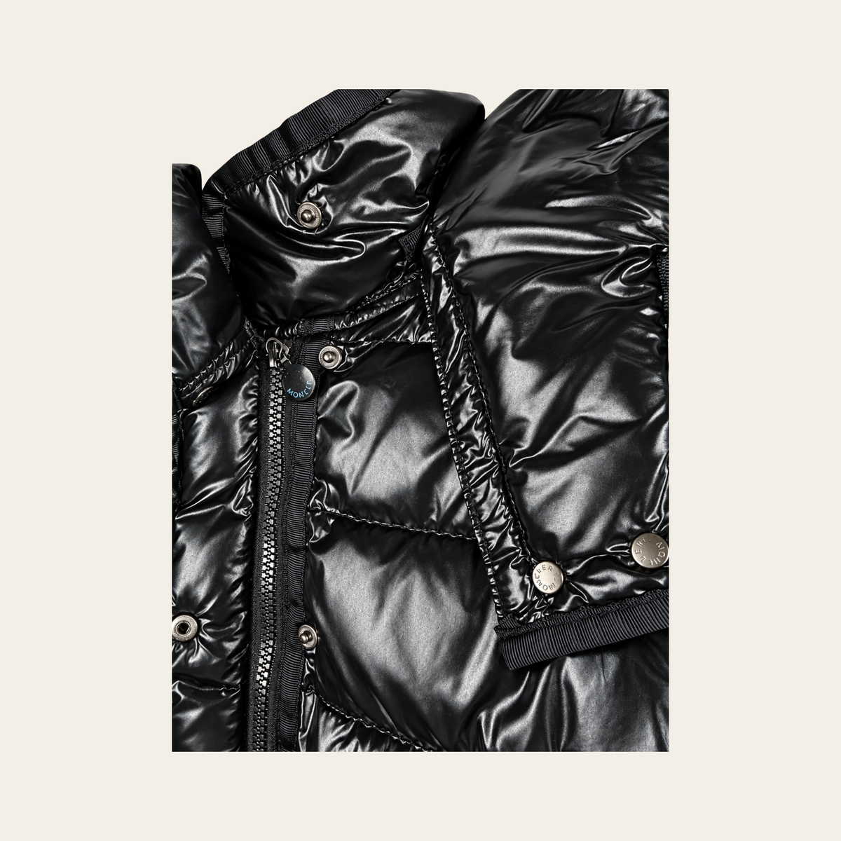 MONCLER — Doudoune noire brillante à capuche bordée de fourrure, Taille 1