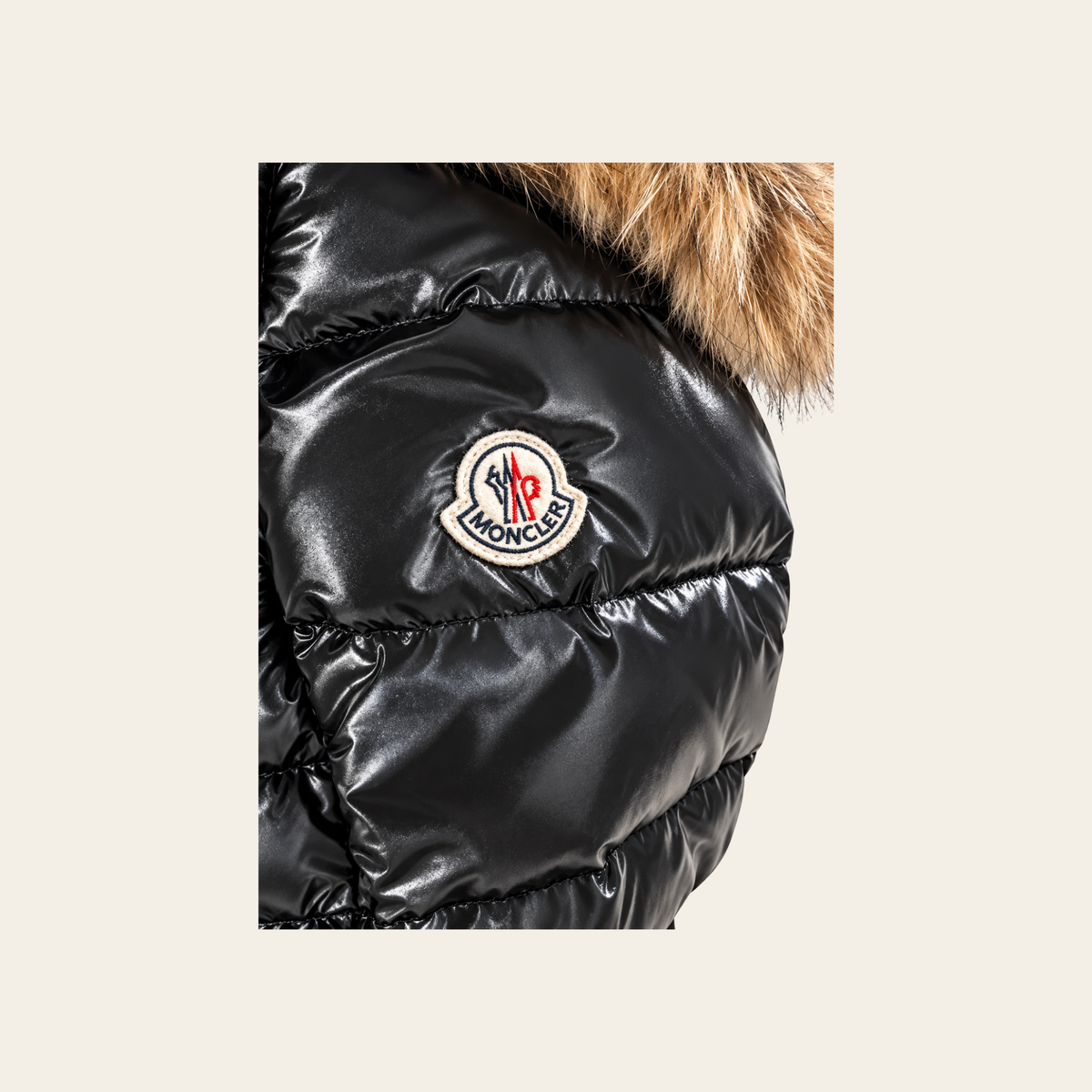MONCLER — Doudoune noire brillante à capuche bordée de fourrure, Taille 1