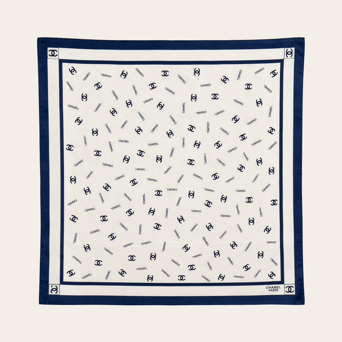 CHANEL — Carré en soie à monogramme CC bleu marine & ivoire, 86 × 90 cm