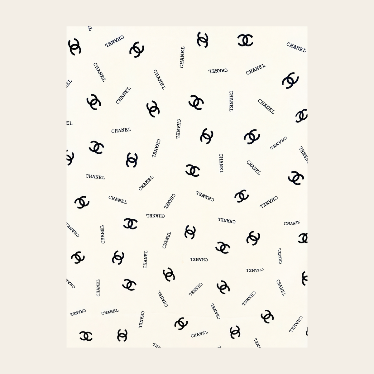 CHANEL — Carré en soie à monogramme CC bleu marine & ivoire, 86 × 90 cm