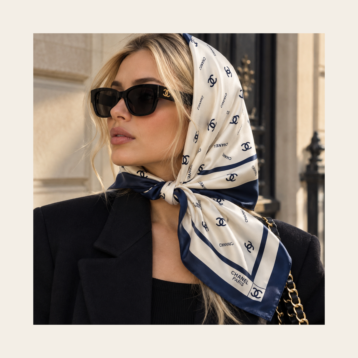 CHANEL — Carré en soie à monogramme CC bleu marine & ivoire, 86 × 90 cm