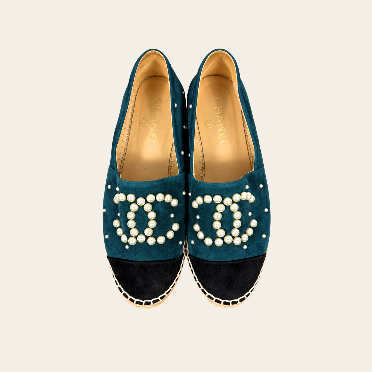 CHANEL — Espadrilles en suède bleu pétrole à perles CC et bout noir, Taille 37