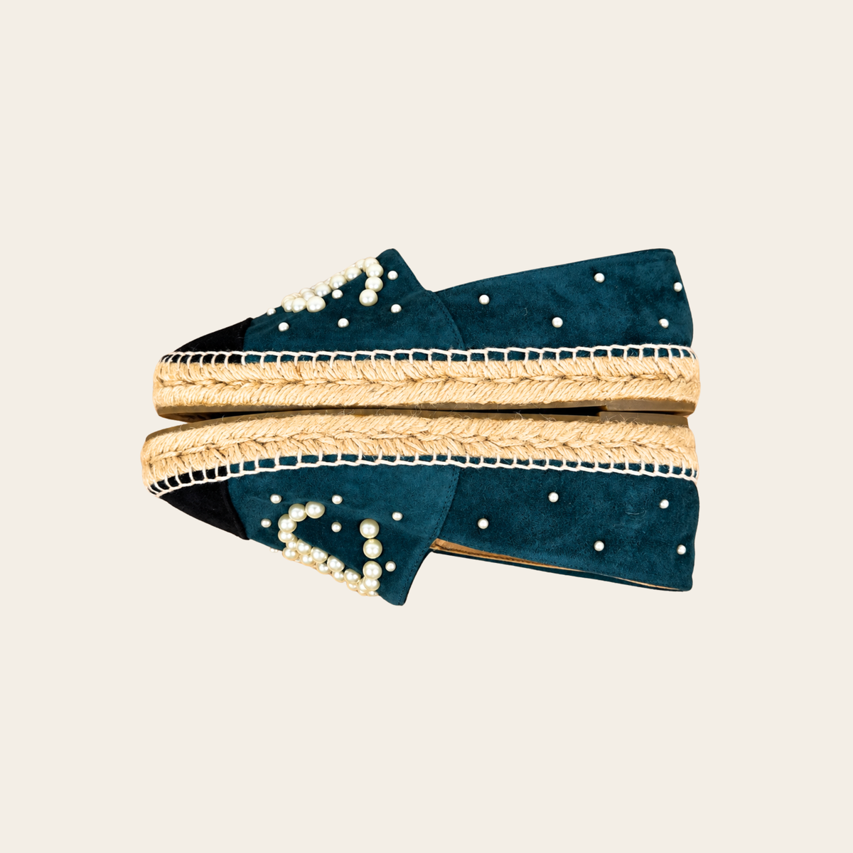 CHANEL — Espadrilles en suède bleu pétrole à perles CC et bout noir, Taille 37
