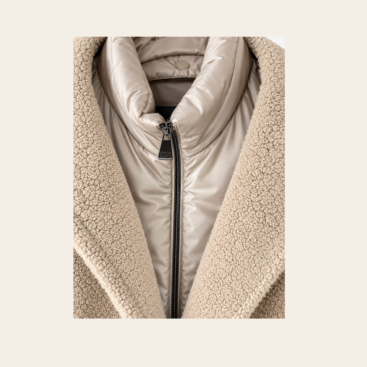 CINZIA ROCCA ICONS — Manteau court à capuche en laine bouclée beige avec plastron matelassé amovible, taille 42 IT (M / FR 38 / US 6)