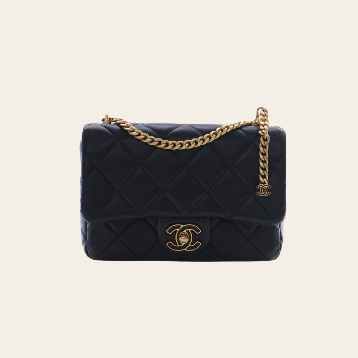 CHANEL — Mini CC Square Flap en cuir d’agneau noir