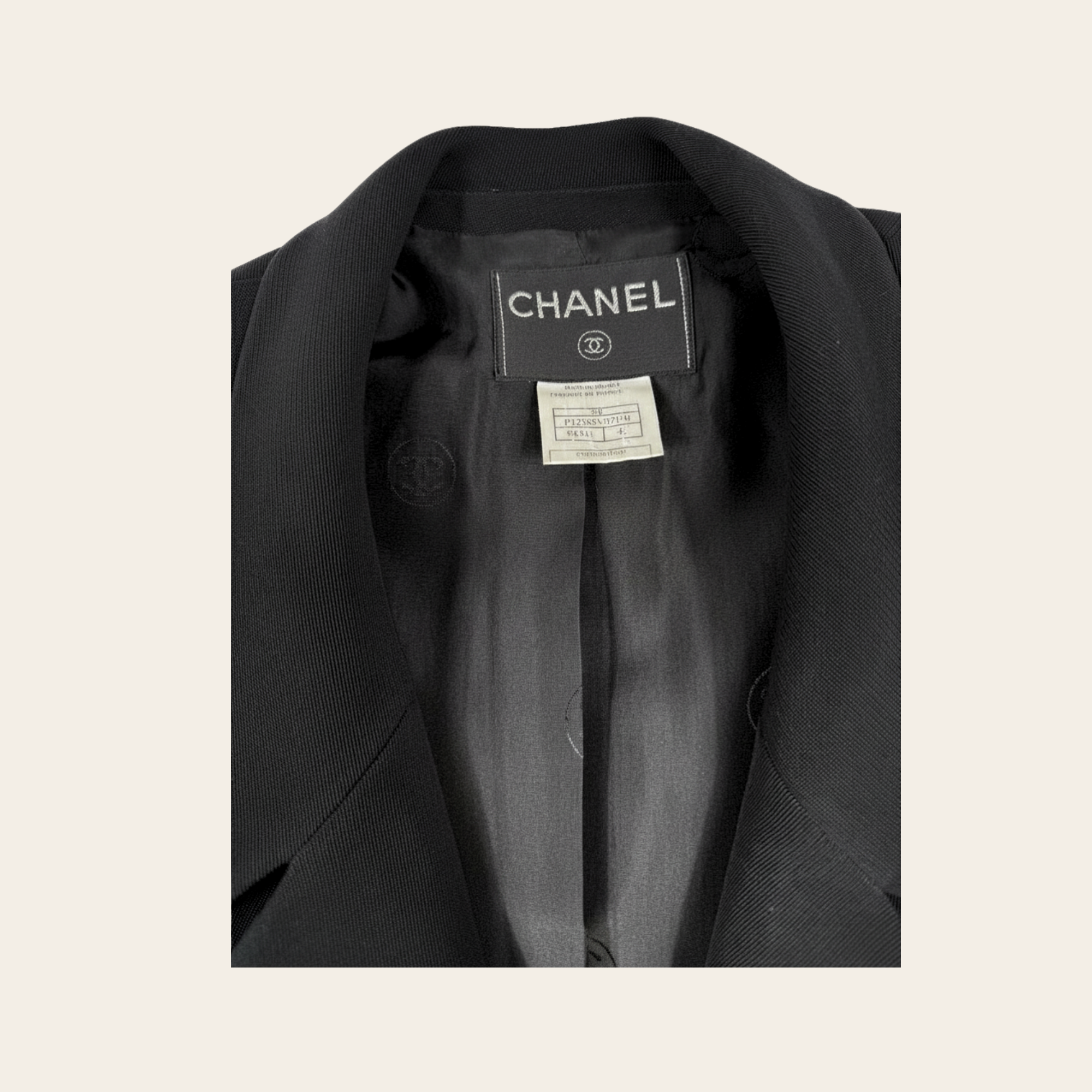 CHANEL – Veste Tailleur Classique à Épaulettes Noire