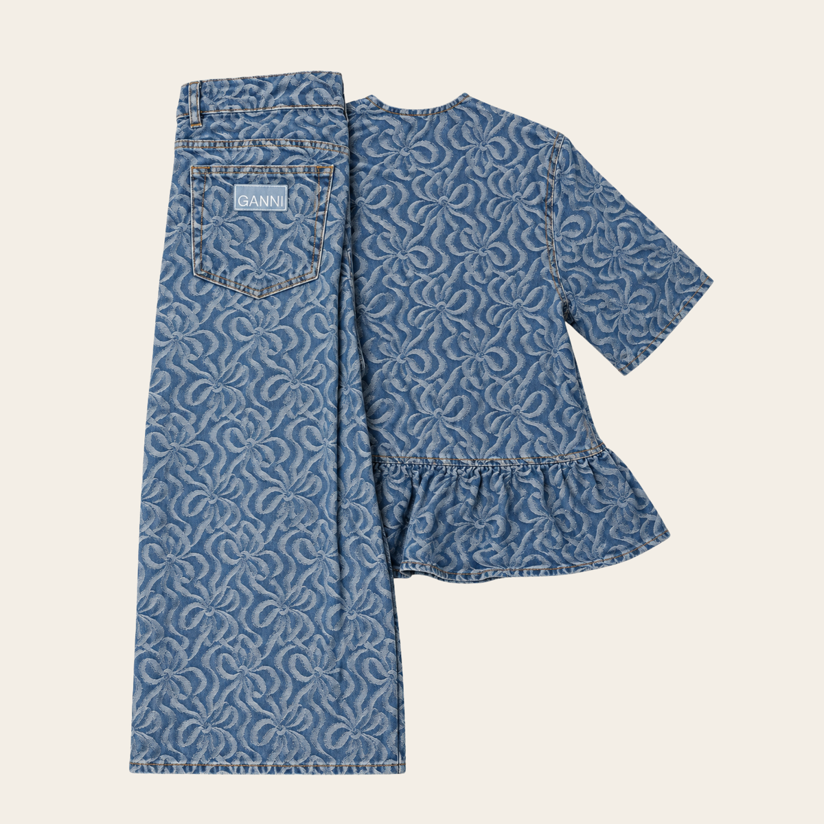 GANNI — Ensemble en denim jacquard bleu, blouse à nouer et jean à jambe large, M