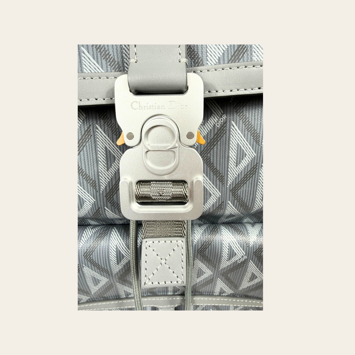 CHRISTIAN DIOR – Sac à dos Hit the Road Large en toile CD Diamond – Gris – Grand modèle