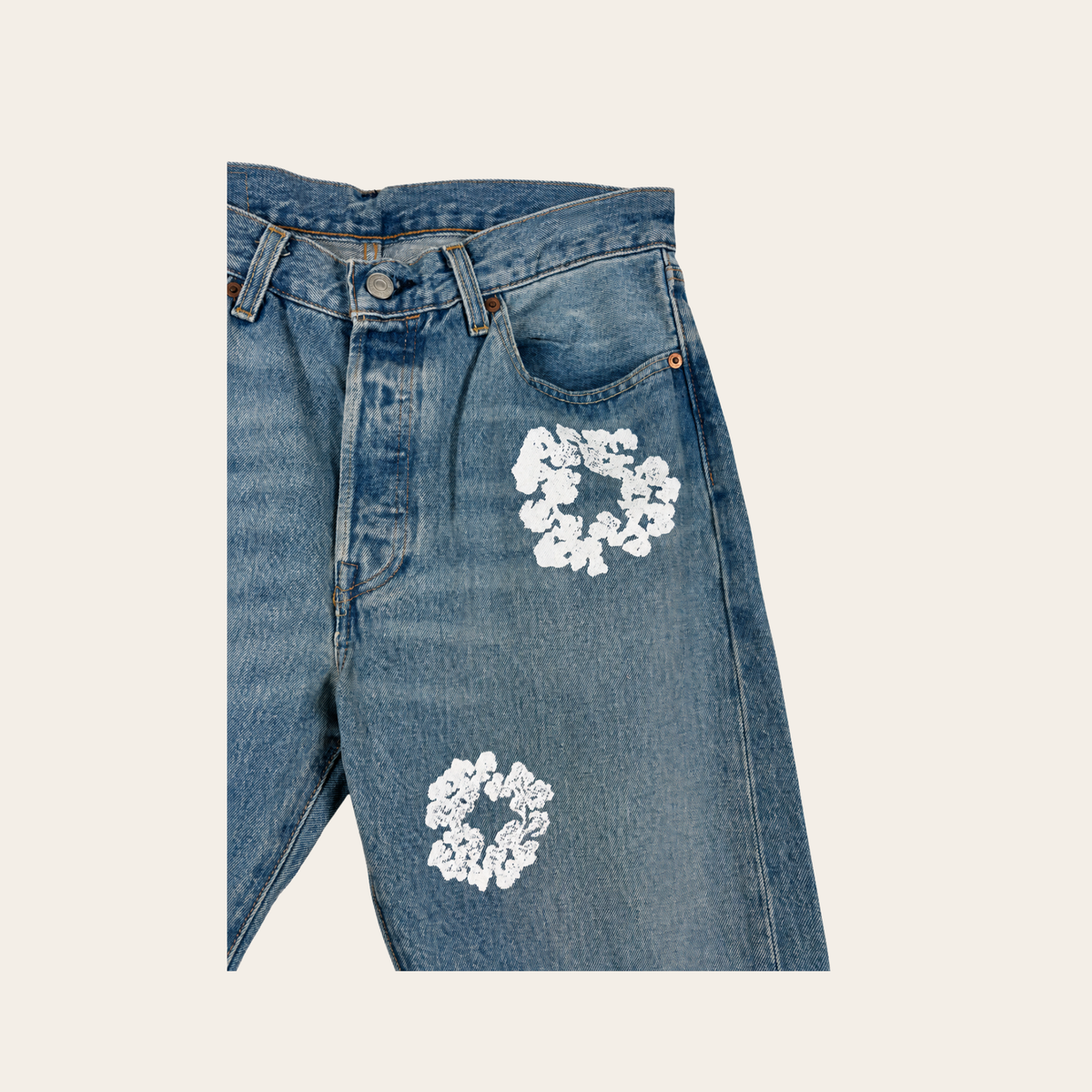 DENIM TEARS x LEVI’S – Jean 501 « The Cotton Wreath » – Light Wash – Taille W32 L32
