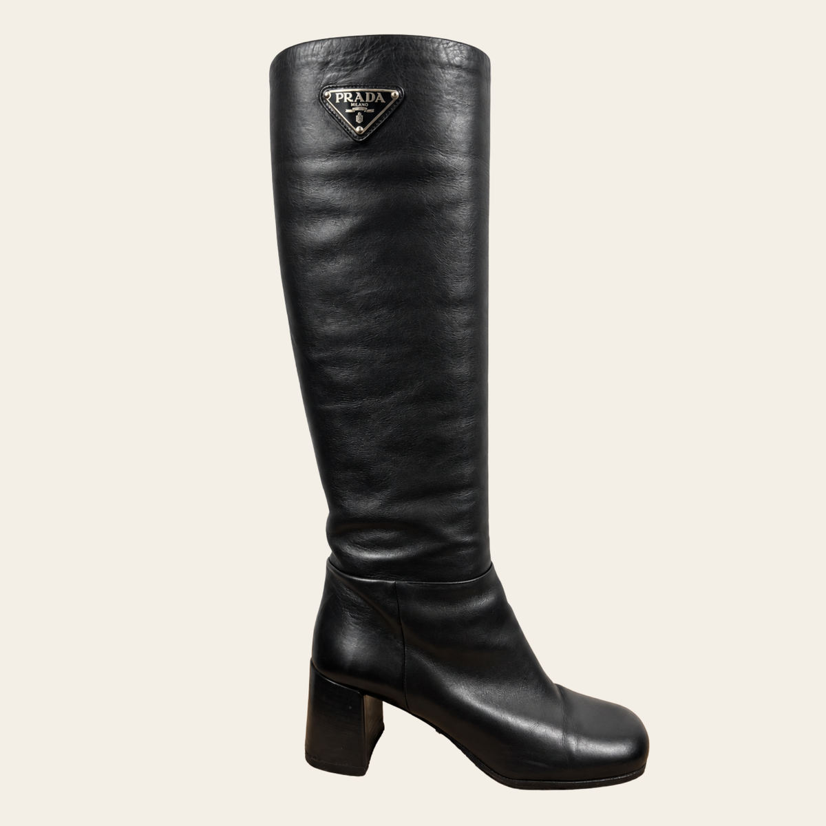 PRADA — Bottes hautes en cuir noir à talons blocs et logo triangulaire émaillé, taille 38