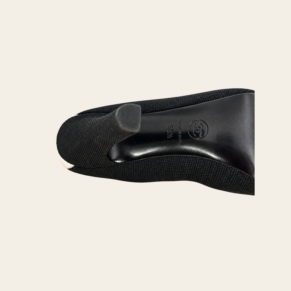 CHANEL — Escarpins bicolores en toile et cuir de veau, bout rapporté à logo CC et nœud, pointure 38,5
