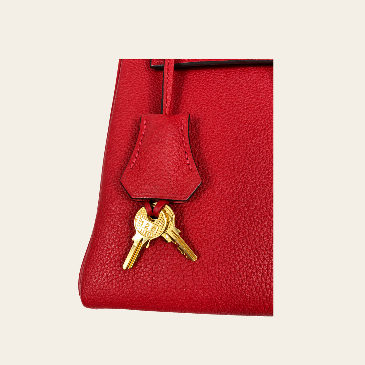 HERMÈS — Kelly 25 Retourne en cuir Togo rouge, quincaillerie dorée