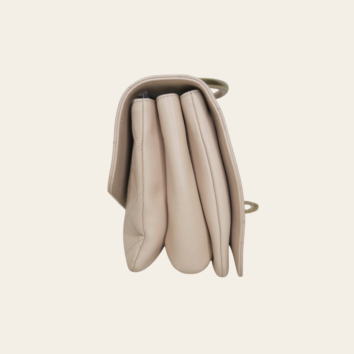 Chanel – Sac Coco Handle CC Top Handle en cuir matelassé beige