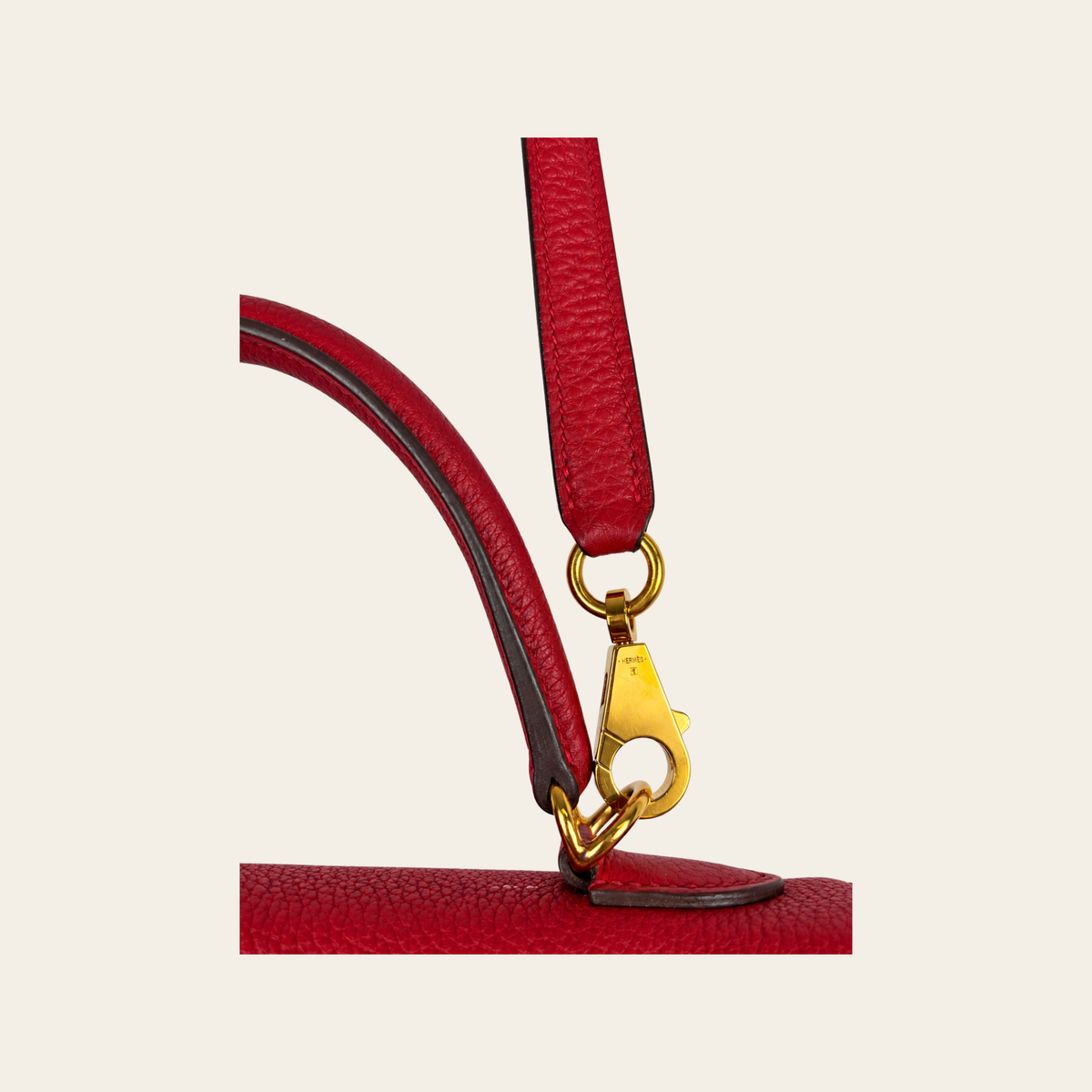 HERMÈS — Kelly 25 Retourne en cuir Togo rouge, quincaillerie dorée