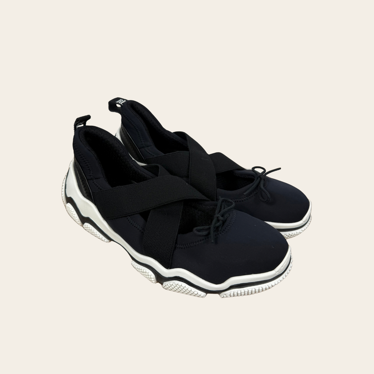 RED VALENTINO — Sneakers ballerines en néoprène noir à brides croisées, Taille 35