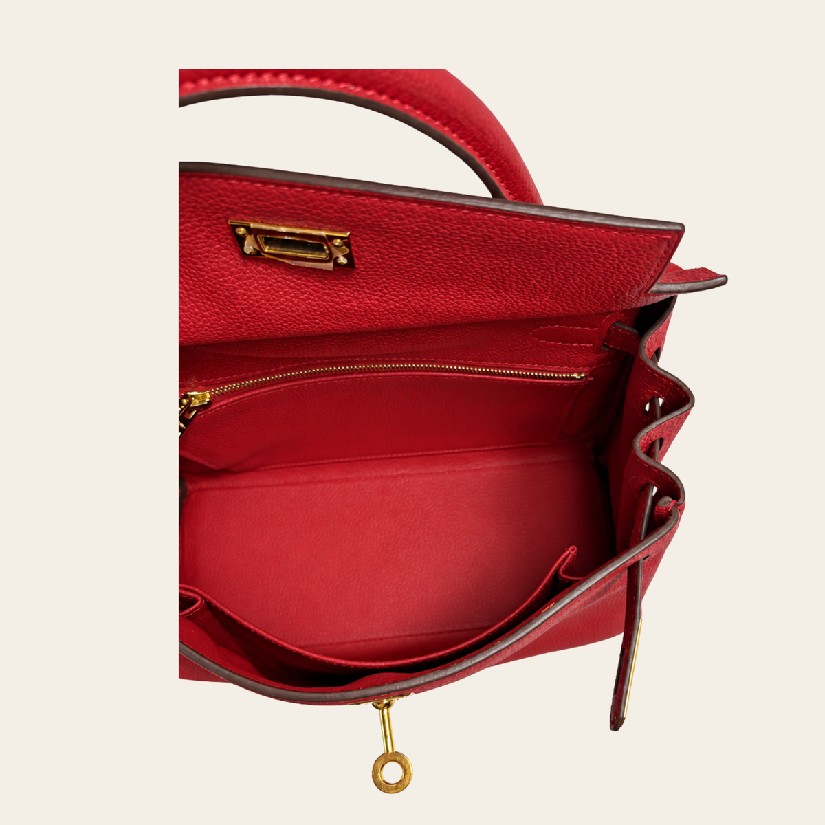 HERMÈS — Kelly 25 Retourne en cuir Togo rouge, quincaillerie dorée