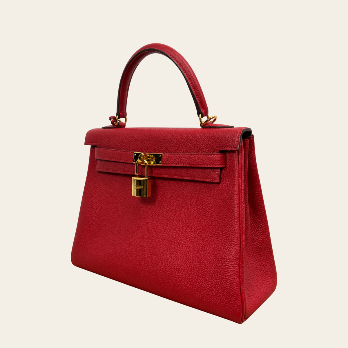 HERMÈS — Kelly 25 Retourne en cuir Togo rouge, quincaillerie dorée