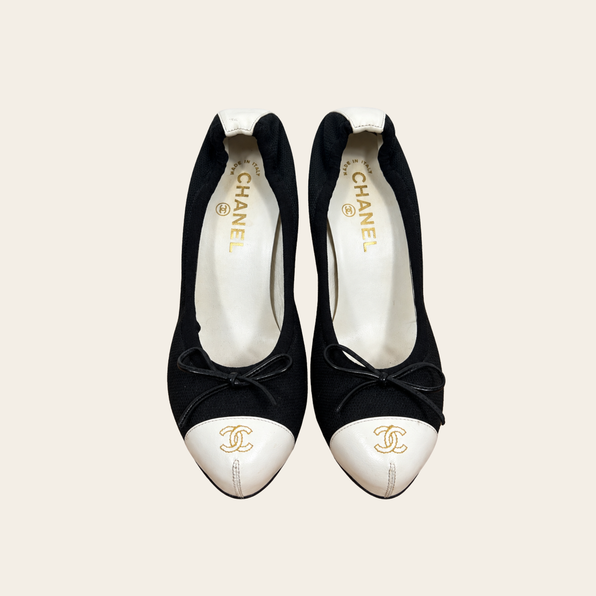 CHANEL — Escarpins bicolores en toile et cuir de veau, bout rapporté à logo CC et nœud, pointure 38,5