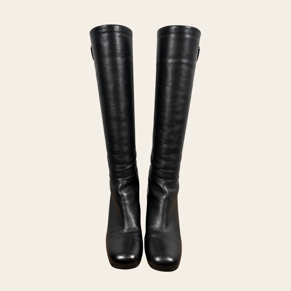 PRADA — Bottes hautes en cuir noir à talons blocs et logo triangulaire émaillé, taille 38