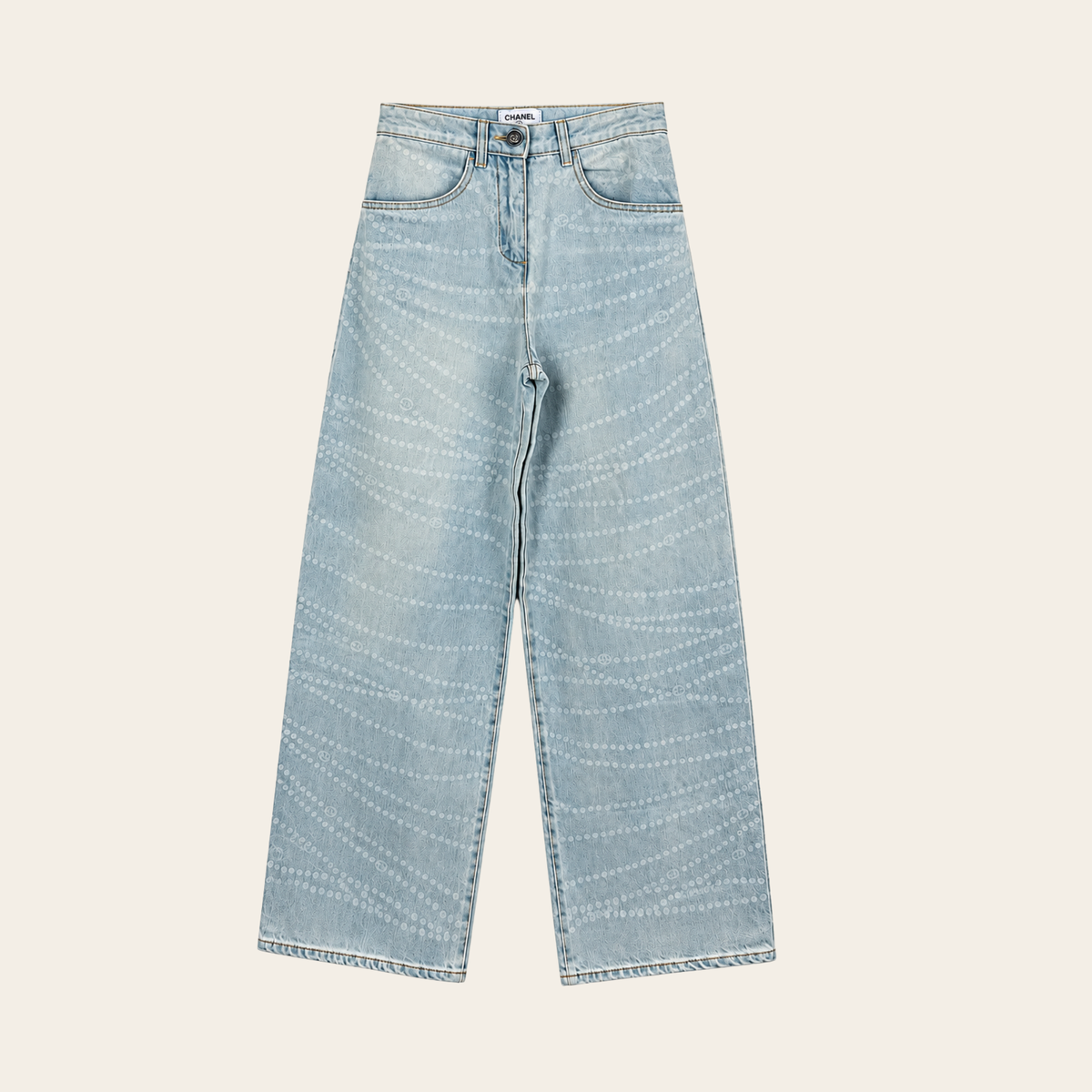 CHANEL 25P – Jean wide-leg en denim délavé imprimé CC façon perles – Bleu clair – Taille FR 36 (S)