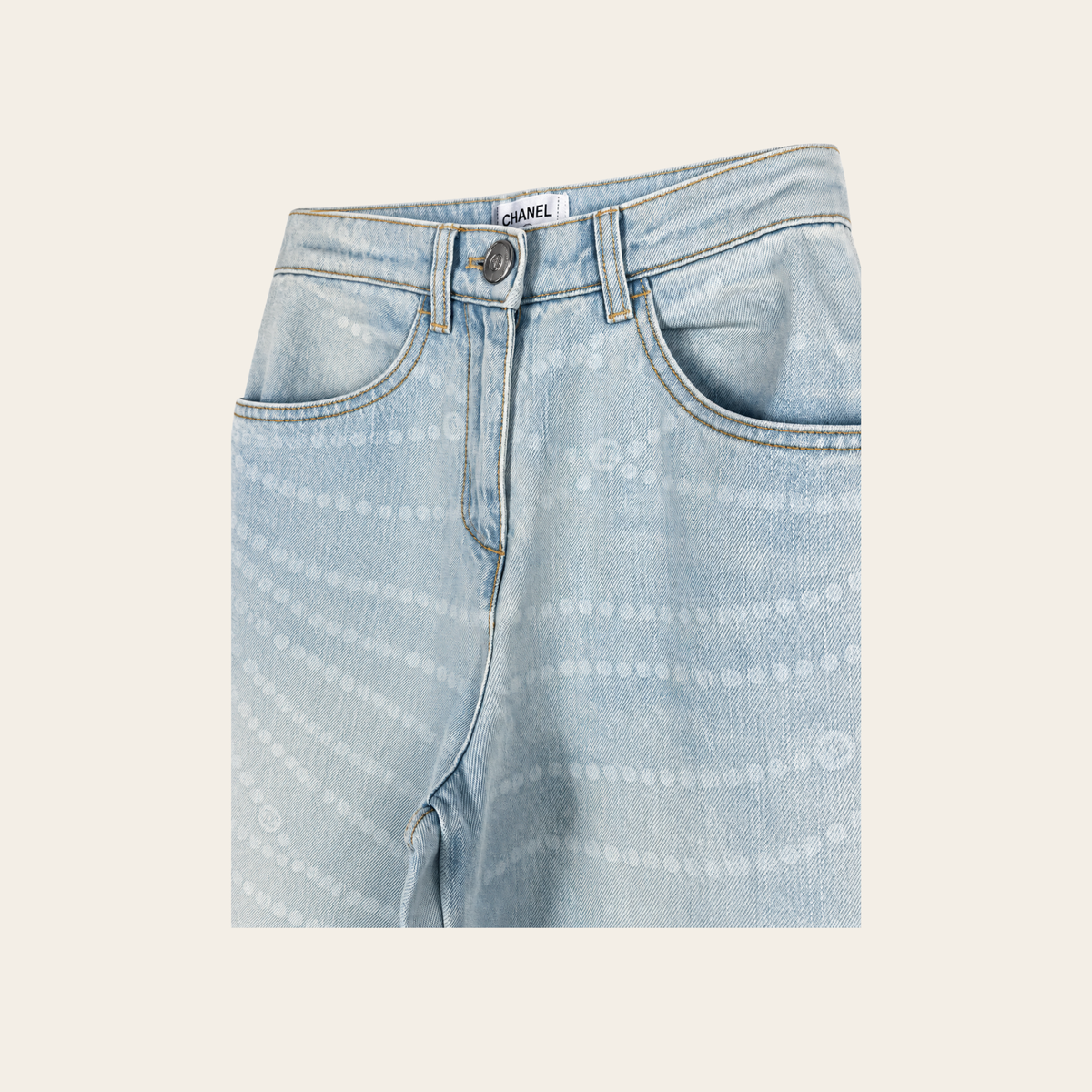 CHANEL 25P – Jean wide-leg en denim délavé imprimé CC façon perles – Bleu clair – Taille FR 36 (S)