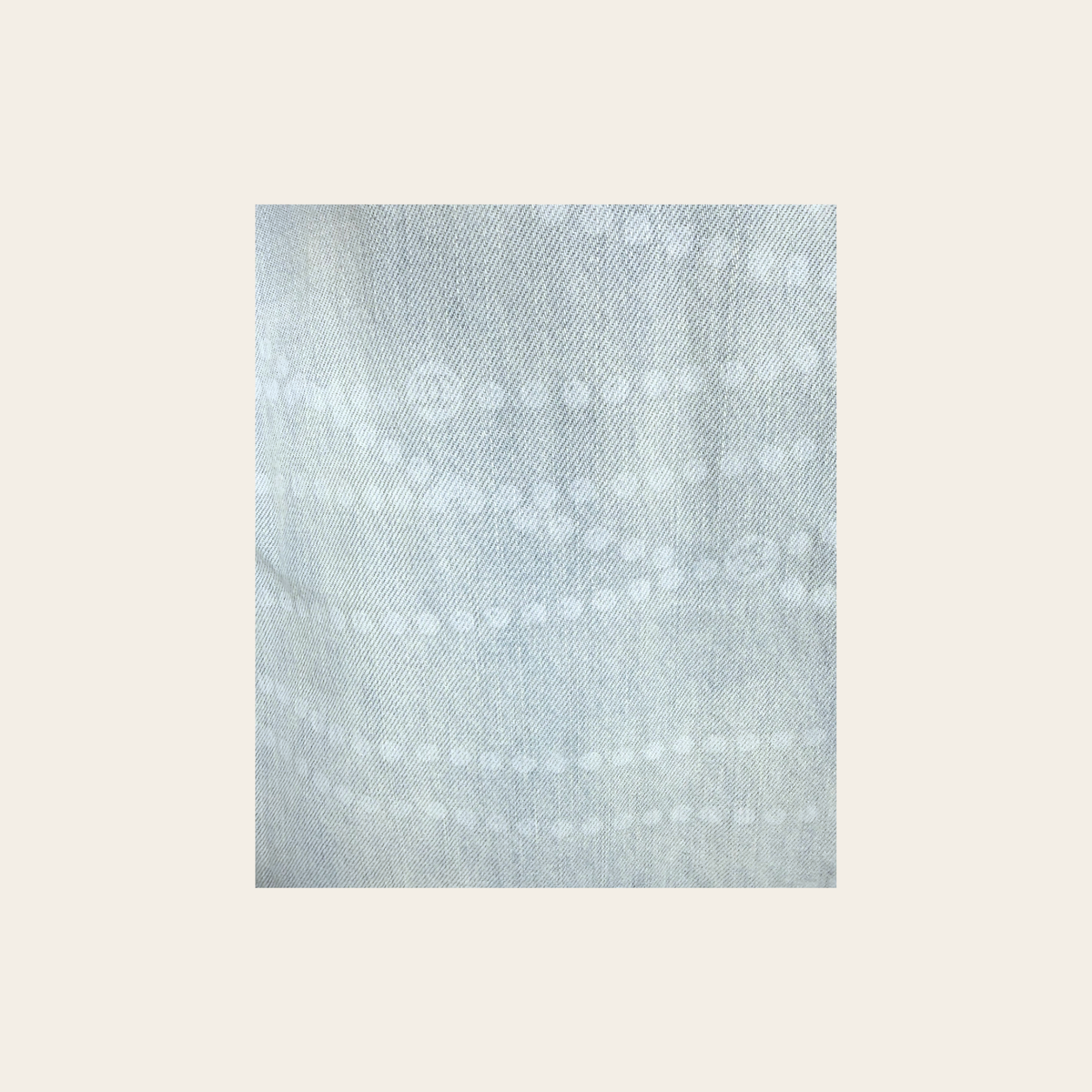 CHANEL 25P – Jean wide-leg en denim délavé imprimé CC façon perles – Bleu clair – Taille FR 36 (S)