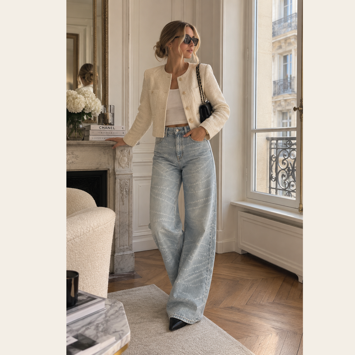 CHANEL 25P – Jean wide-leg en denim délavé imprimé CC façon perles – Bleu clair – Taille FR 36 (S)