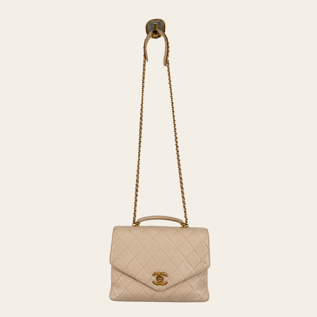Chanel – Sac Coco Handle CC Top Handle en cuir matelassé beige