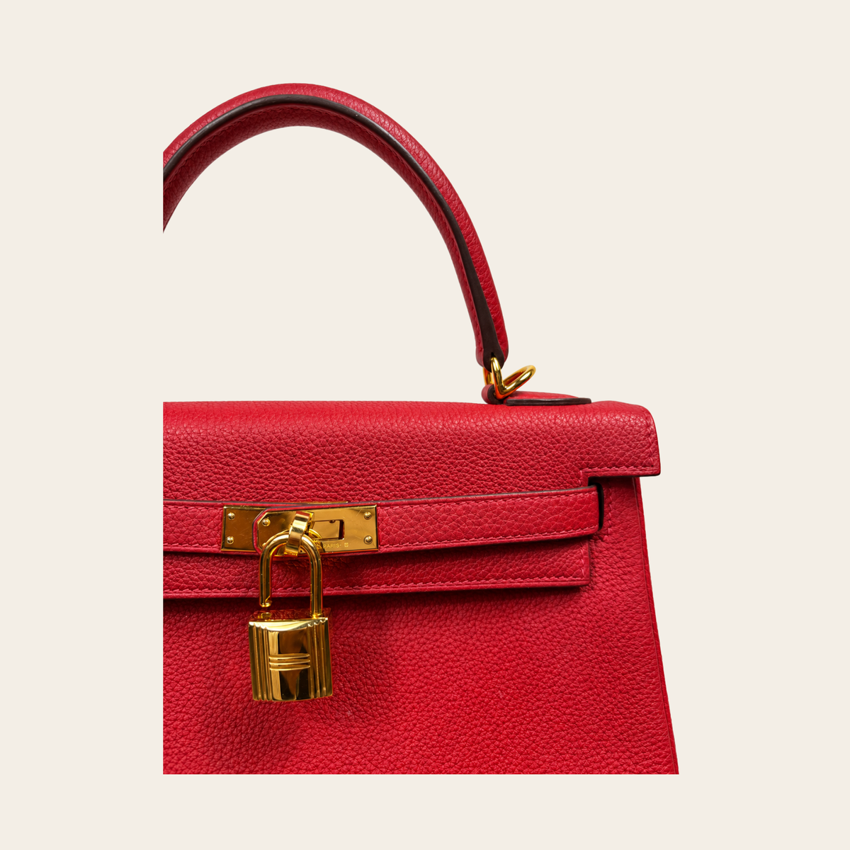 HERMÈS — Kelly 25 Retourne en cuir Togo rouge, quincaillerie dorée
