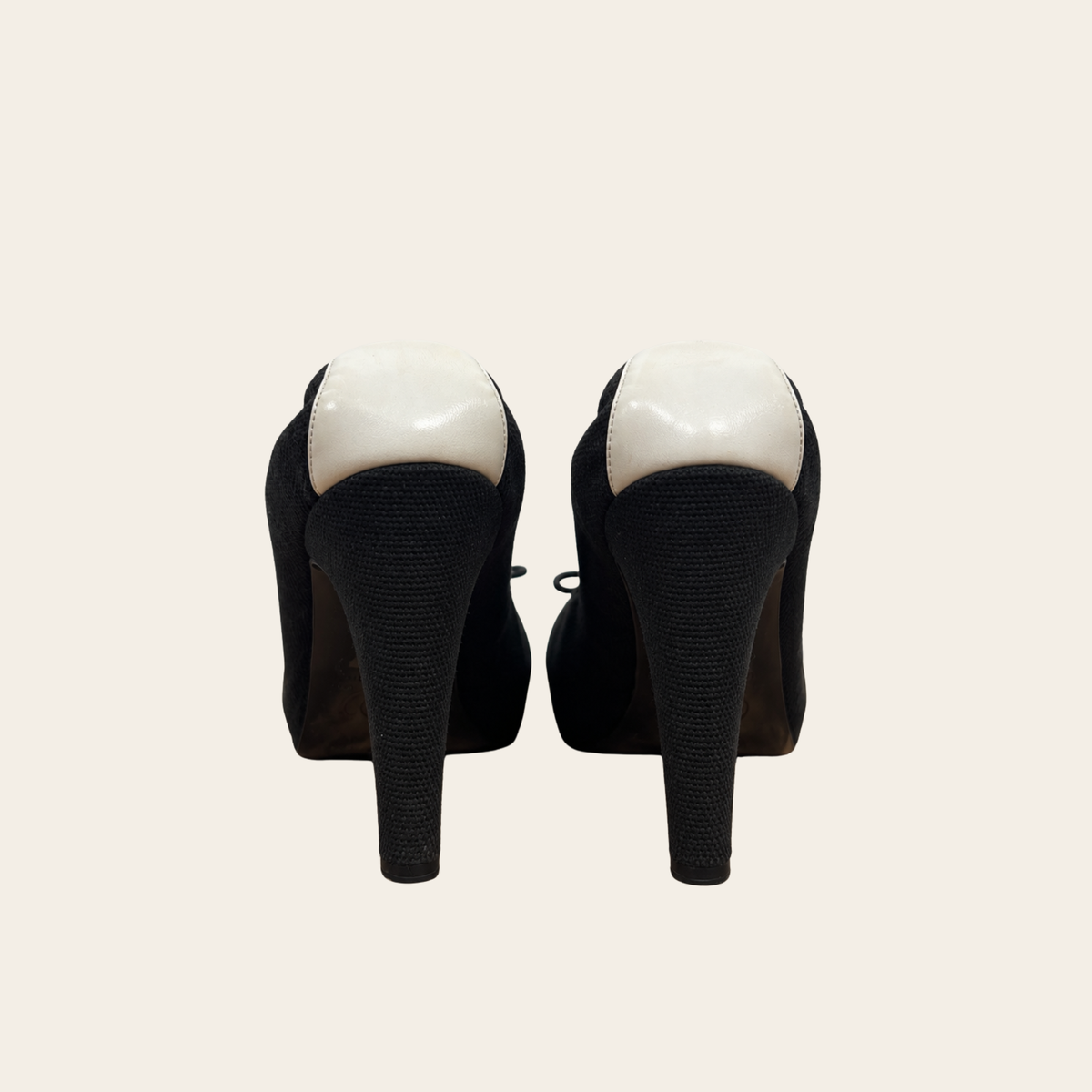 CHANEL — Escarpins bicolores en toile et cuir de veau, bout rapporté à logo CC et nœud, pointure 38,5