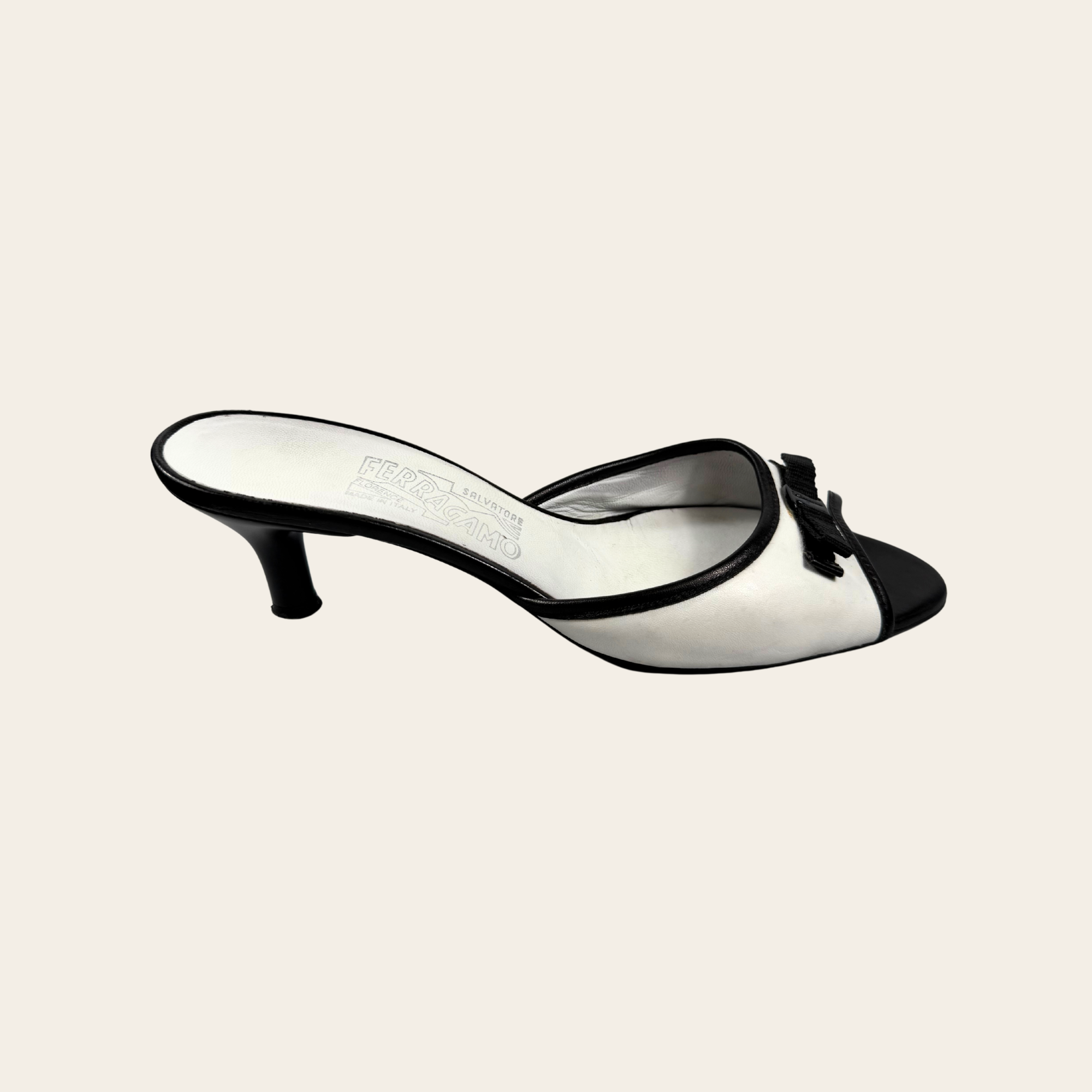 Salvatore Ferragamo Mules Vara Bow Bicolores en Cuir, 37