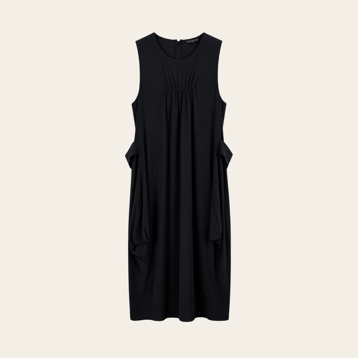 Marie Saint Pierre – Robe midi drapée à taille froncée et poches sculpturales – Noir – Taille 5 (L)