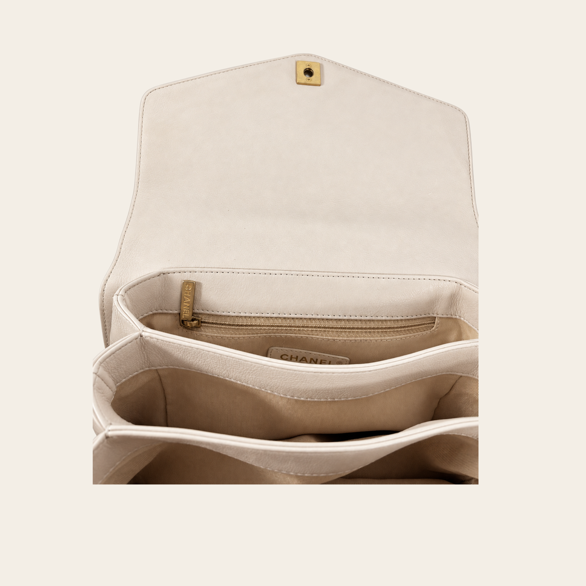 Chanel – Sac Coco Handle CC Top Handle en cuir matelassé beige