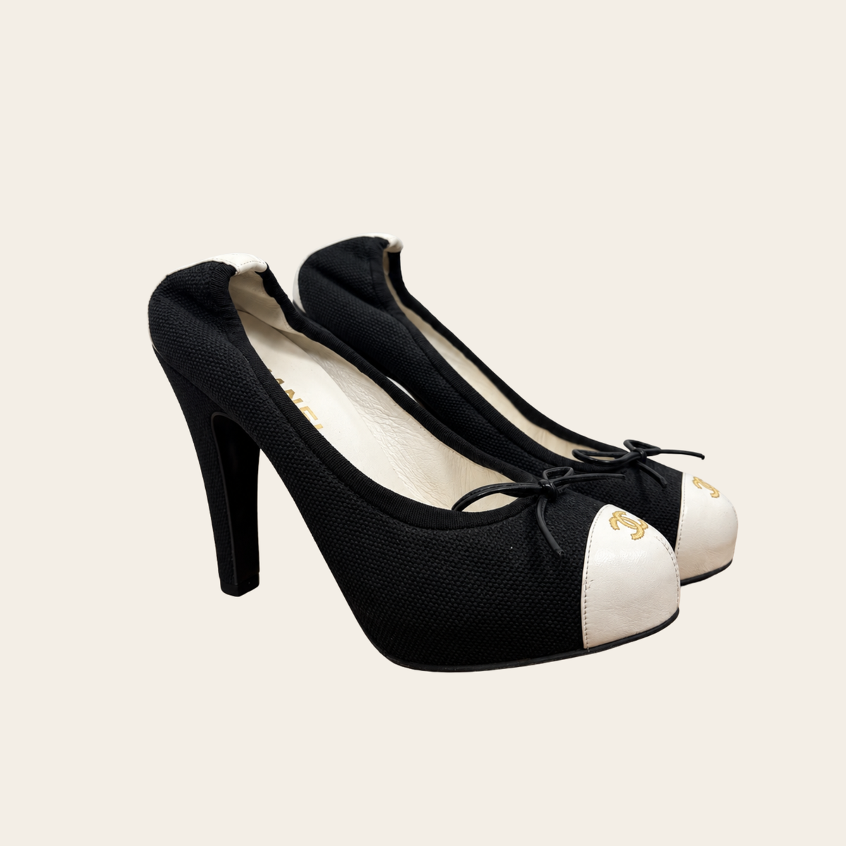 CHANEL — Escarpins bicolores en toile et cuir de veau, bout rapporté à logo CC et nœud, pointure 38,5