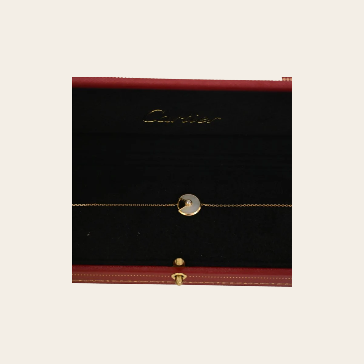 CARTIER – Bracelet Amulette de Cartier XS en Or Jaune 18 ct, Nacre Blanche et Diamant, Taille 17