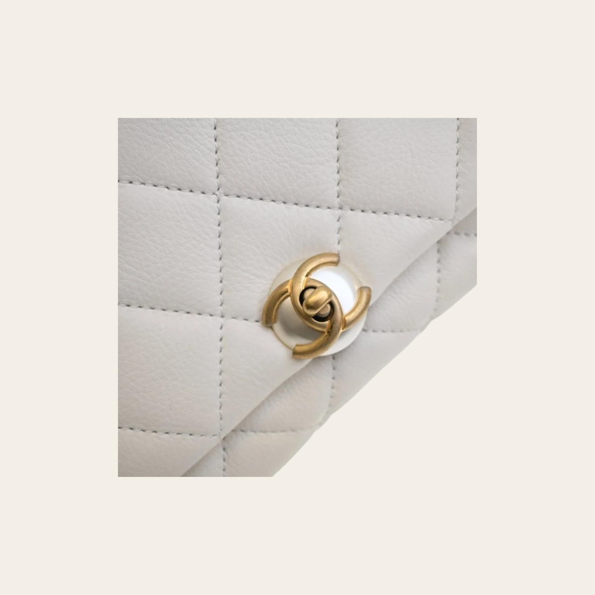 CHANEL – Mini Sac à Rabat Accordion Pearl CC en Agneau Blanc