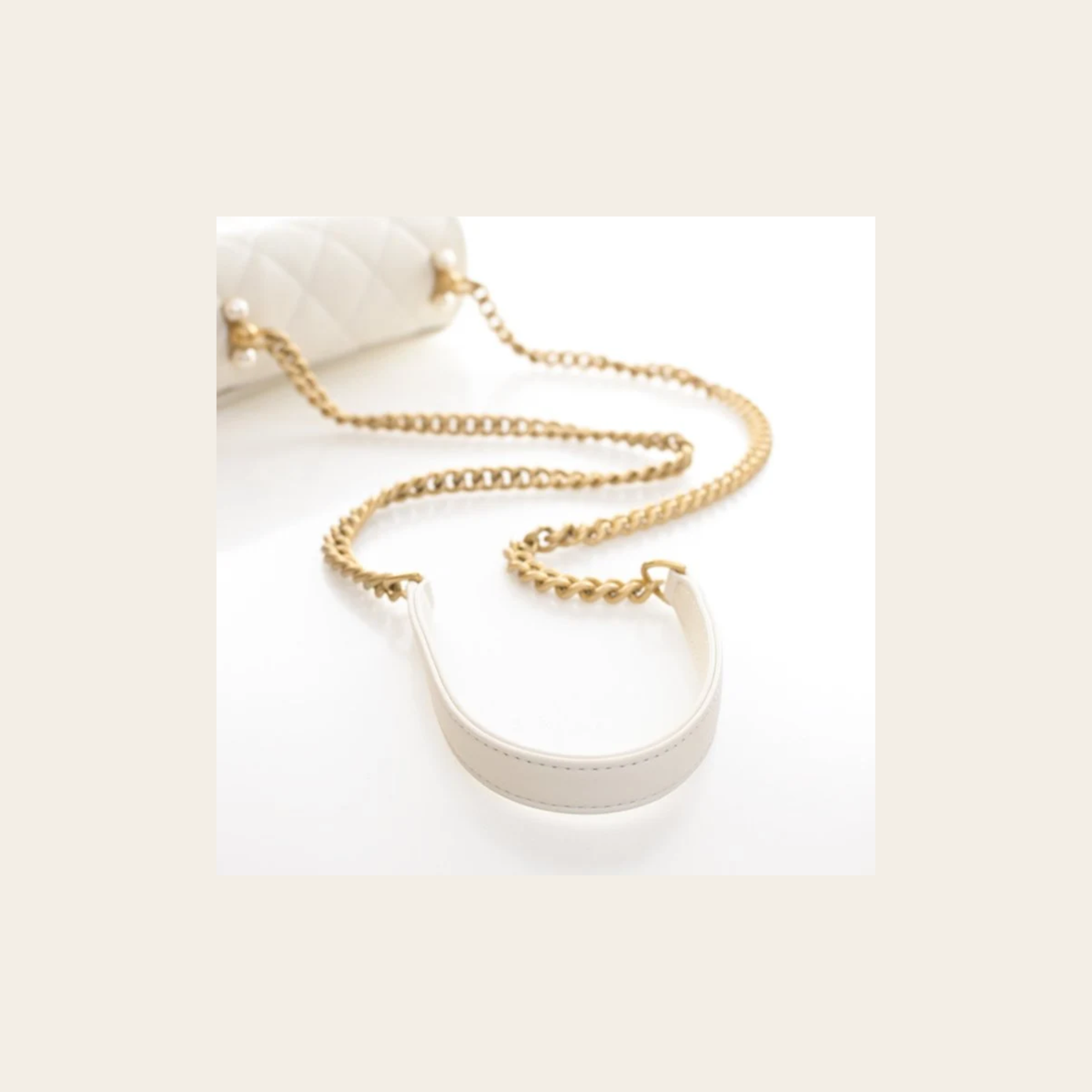 CHANEL – Mini Sac à Rabat Accordion Pearl CC en Agneau Blanc
