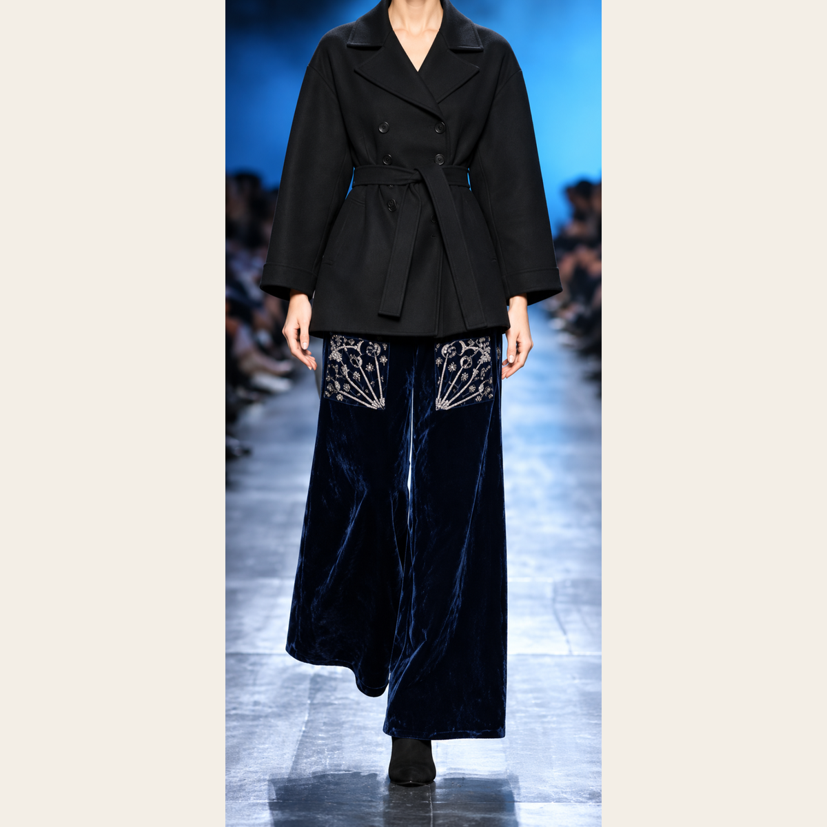 CHRISTIAN DIOR — Pantalon large en velours bleu nuit à poches brodées, taille 34