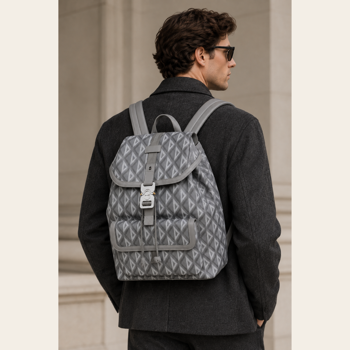CHRISTIAN DIOR – Sac à dos Hit the Road Large en toile CD Diamond – Gris – Grand modèle