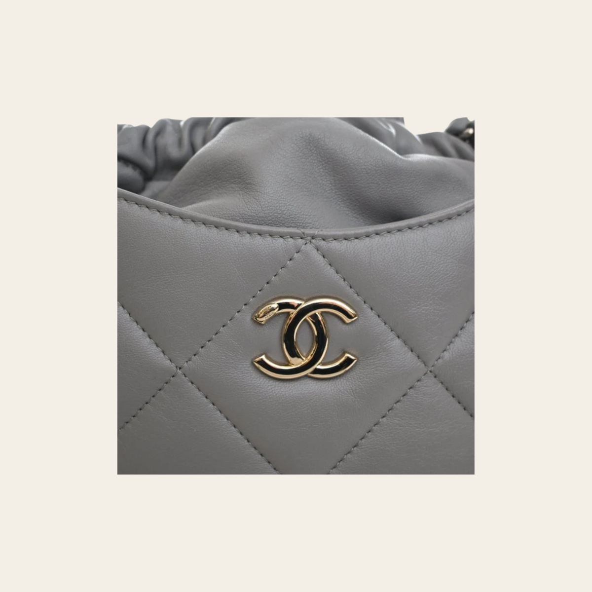 Chanel Sac Seau Drawstring Medium en Agneau Matelassé Gris
