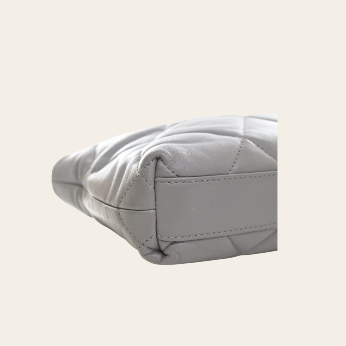 Chanel Sac Seau Drawstring Medium en Agneau Matelassé Gris