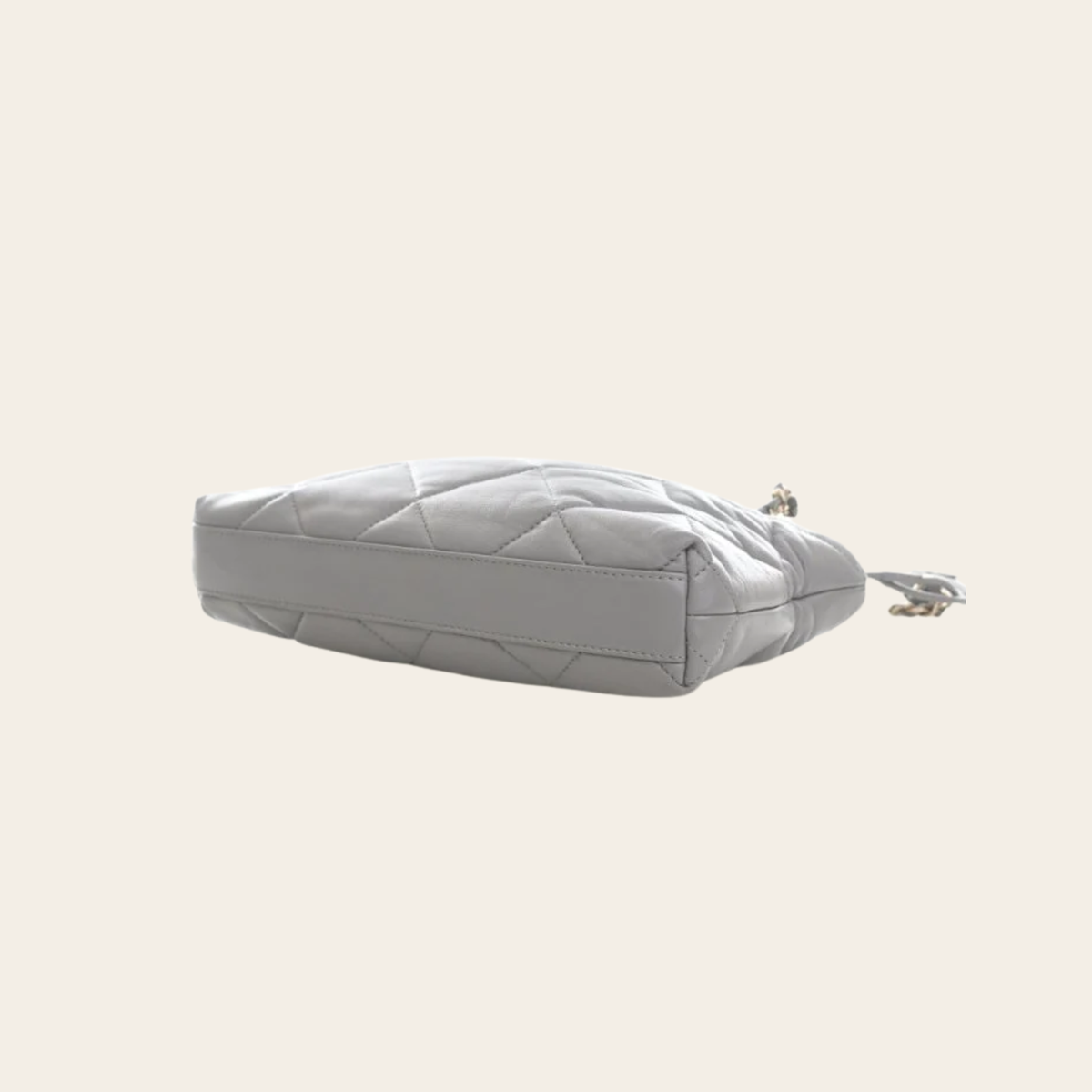 Chanel Sac Seau Drawstring Medium en Agneau Matelassé Gris