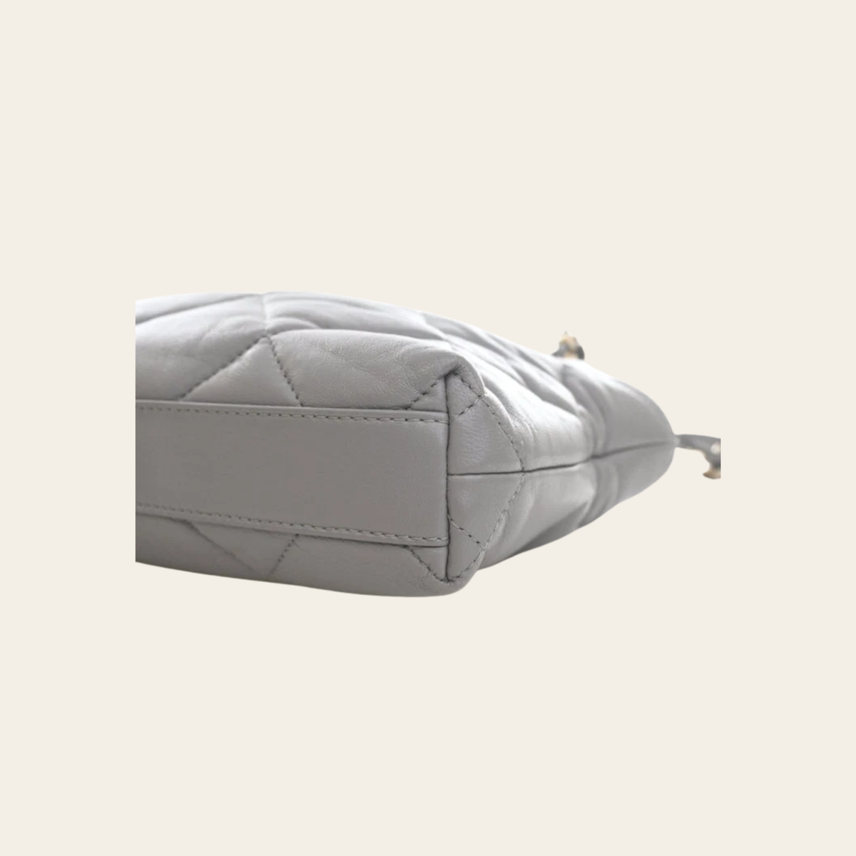 Chanel Sac Seau Drawstring Medium en Agneau Matelassé Gris