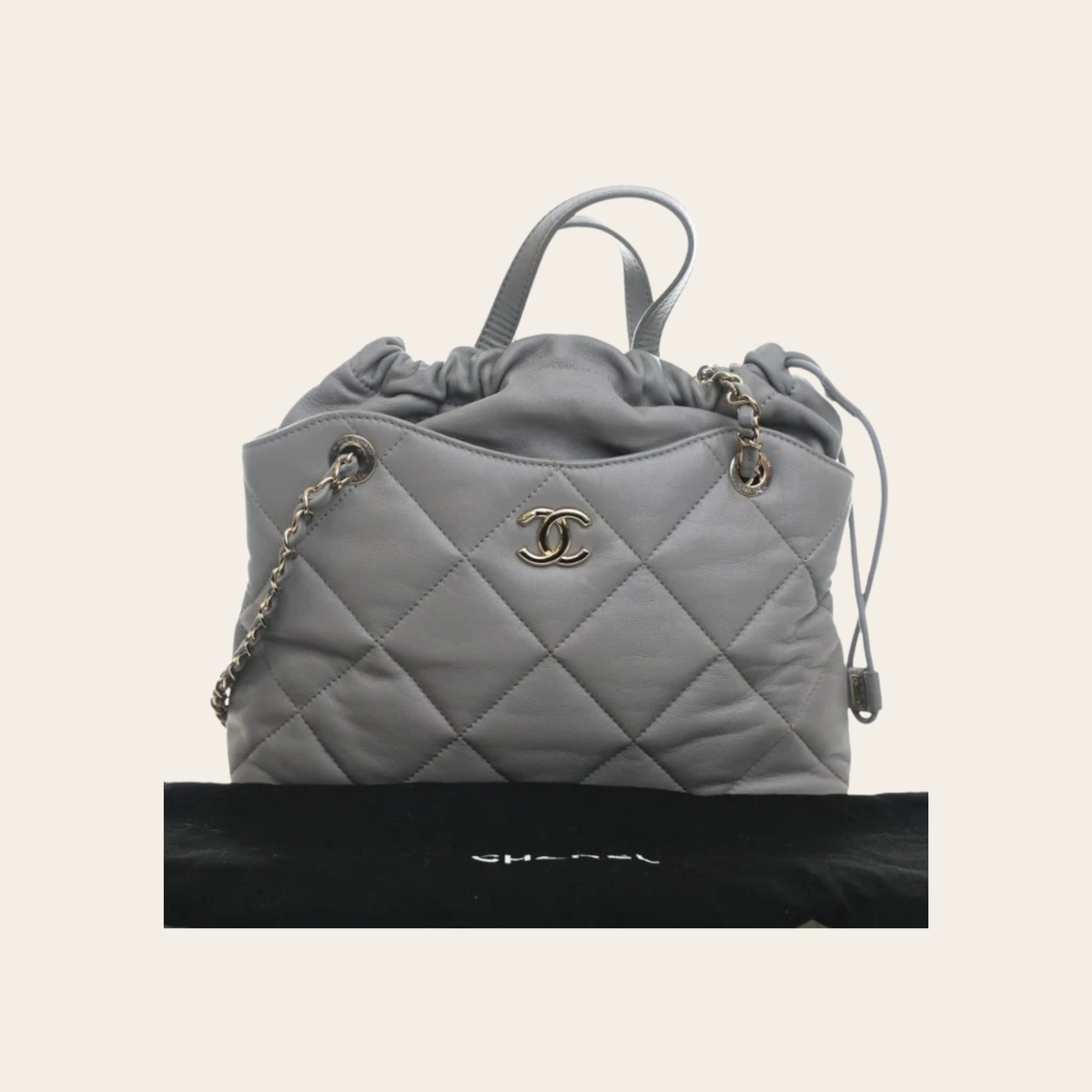 Chanel Sac Seau Drawstring Medium en Agneau Matelassé Gris