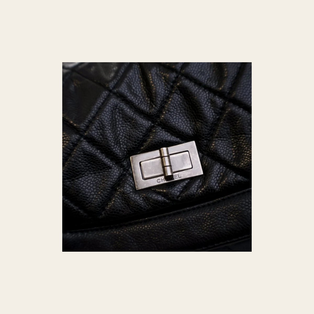 CHANEL – Sac Messenger Reissue en Cuir Caviar Noir, Grand Modèle